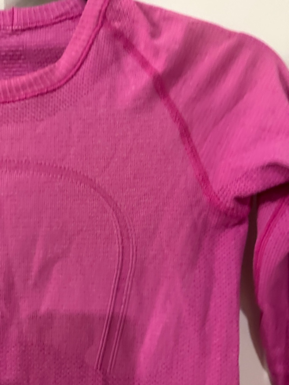 Lightly worn lululemon Women's Long-Sleeve Seamless Active Top - Hot Pink size 4 - Picture 4 of 13